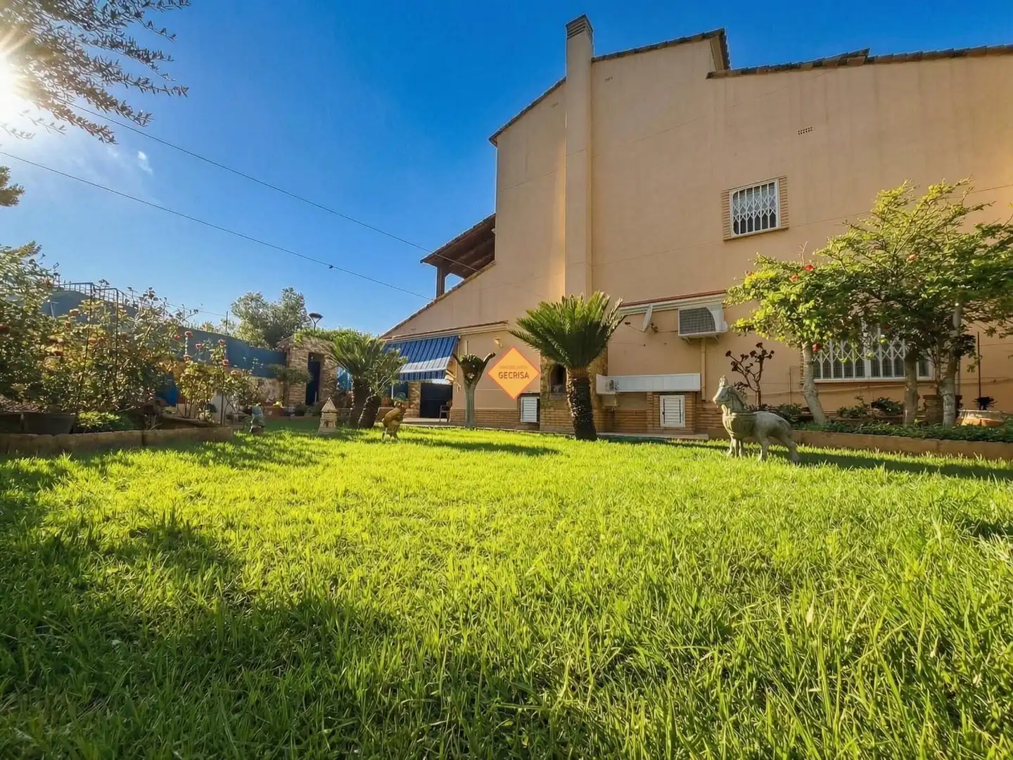 Vista exterior de Casa o xalet en venda en Paterna amb Aire condicionat, Calefacció i Jardí privat