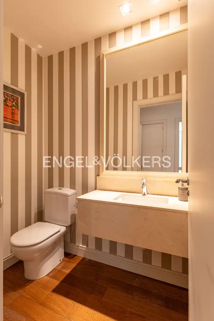 Bany de Apartament de lloguer en Madrid amb Aire condicionat, Calefacció i Jardí privat