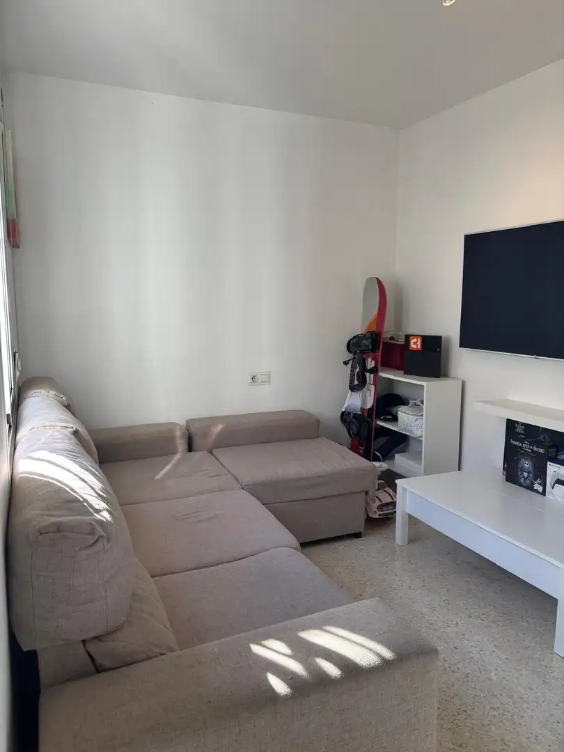 Sala d'estar de Casa adosada en venda en Jerez de la Frontera amb Aire condicionat i Moblat