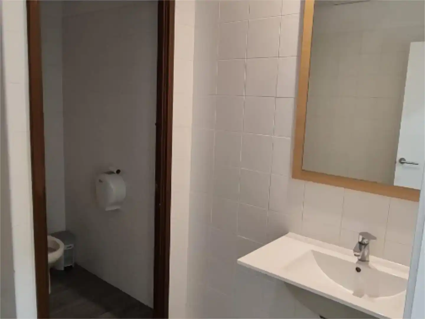 Badezimmer von Fabrikhallen zum Verkauf in Vilanova i la Geltrú