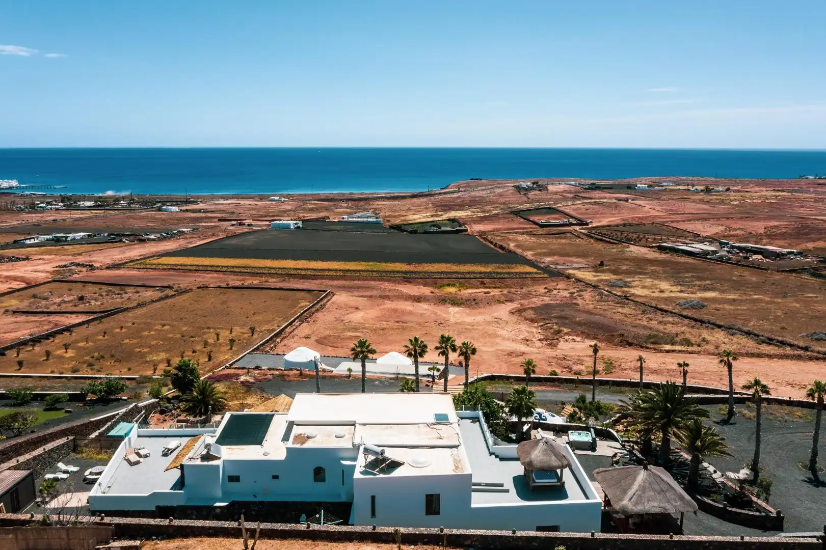 Vista exterior de Casa o xalet en venda en Haría amb Jardí privat, Terrassa i Moblat