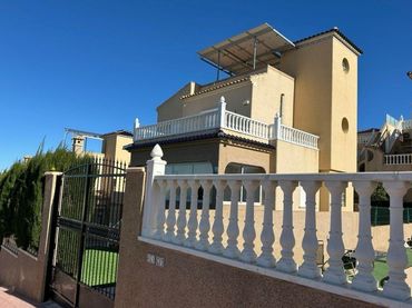 Villa mit Pool zum Verkauf in Orihuela Costa