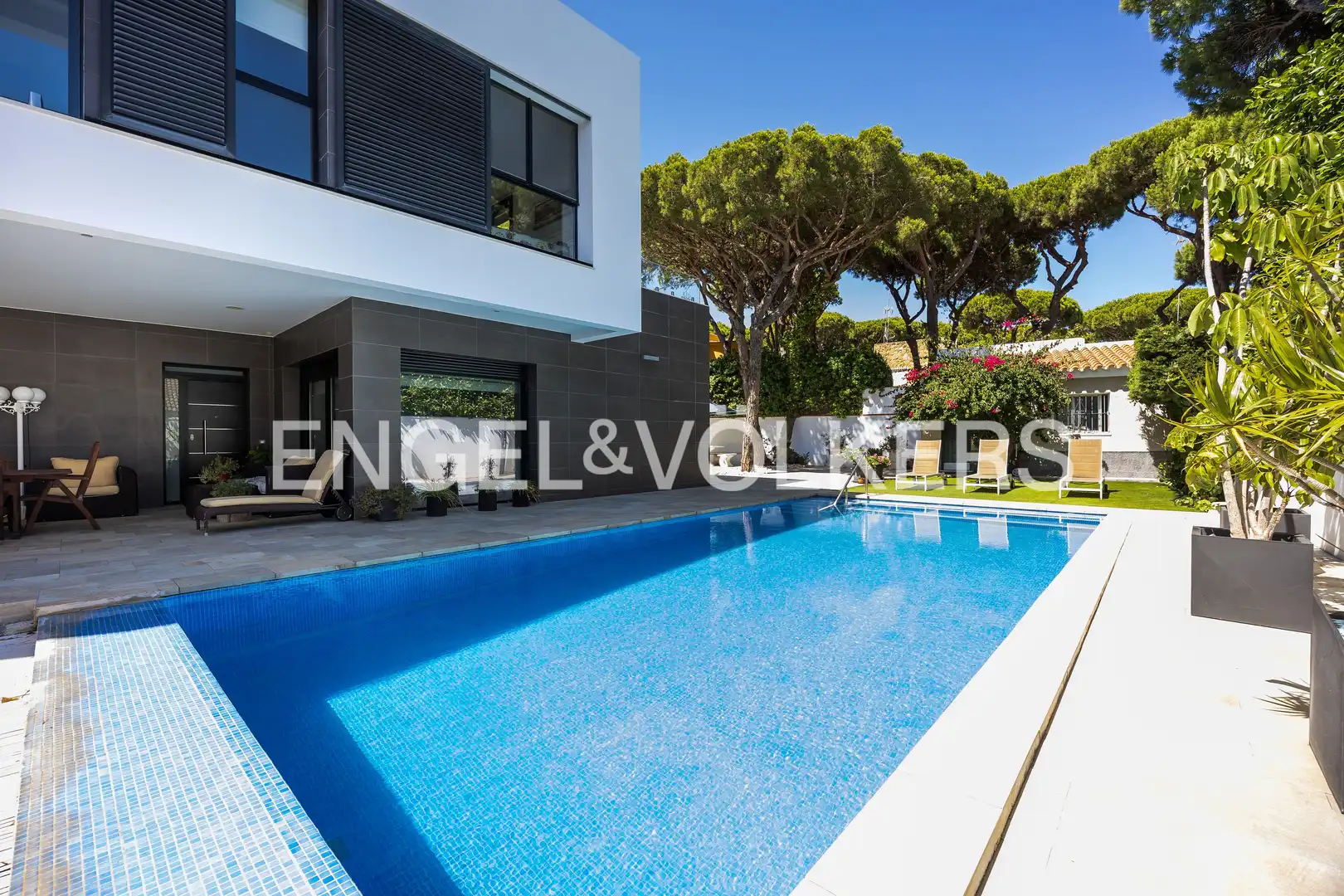 Vista exterior de Casa o xalet en venda en Chiclana de la Frontera amb Aire condicionat, Calefacció i Jardí privat