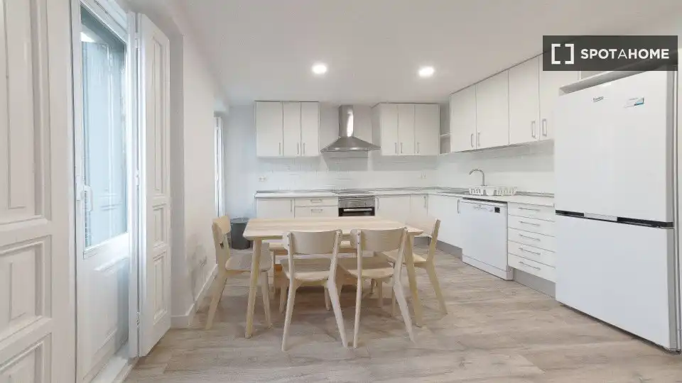 Cocina de Piso para compartir en Madrid con Aire acondicionado, Calefacción y Amueblado