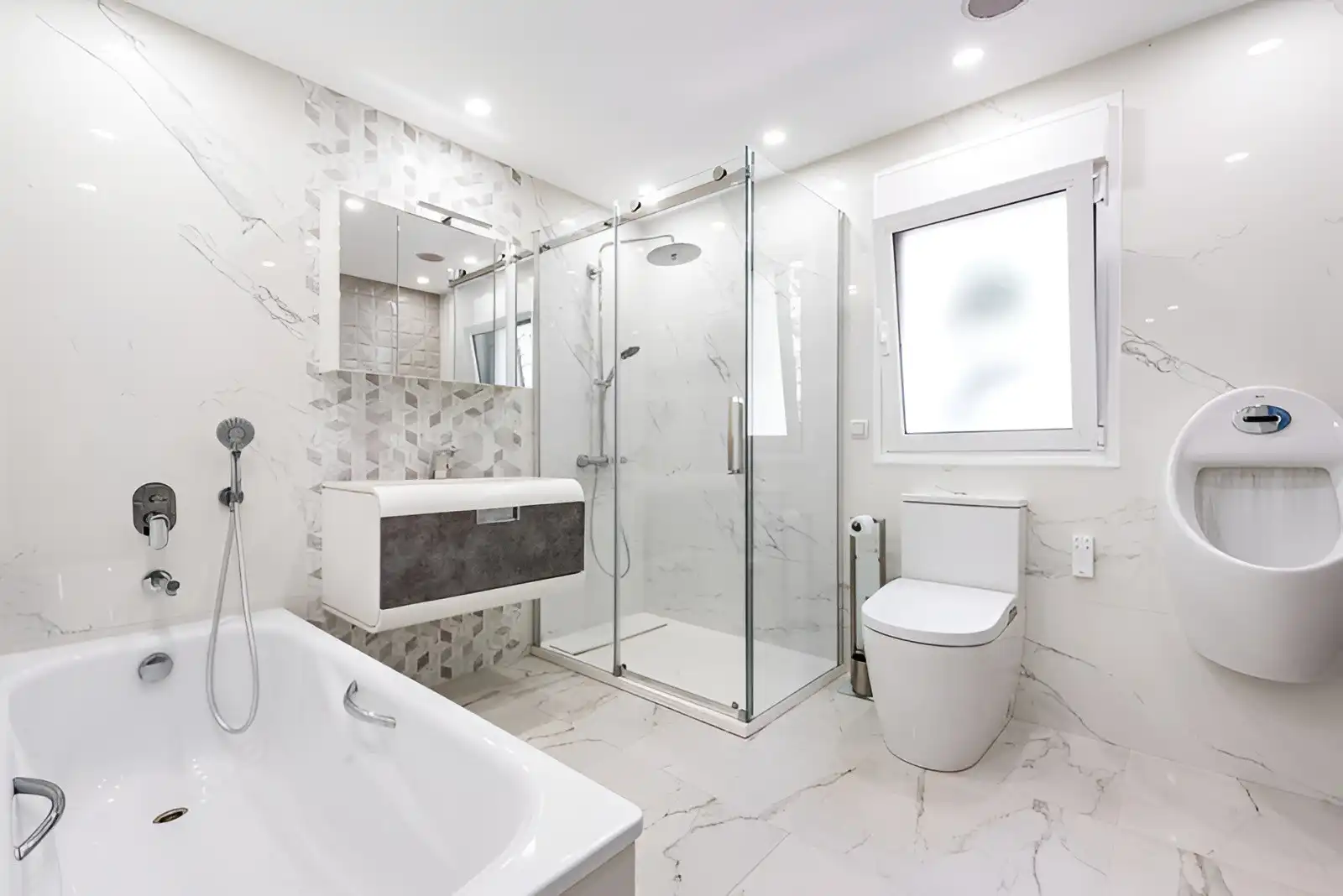 Bathroom of Houses for sale in Marbella  with Air Conditioner, Private garden and Terrace