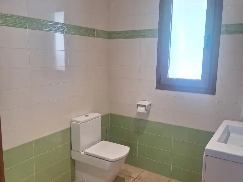 Bany de Casa o xalet en venda en Oliva amb Aire condicionat, Terrassa i Piscina