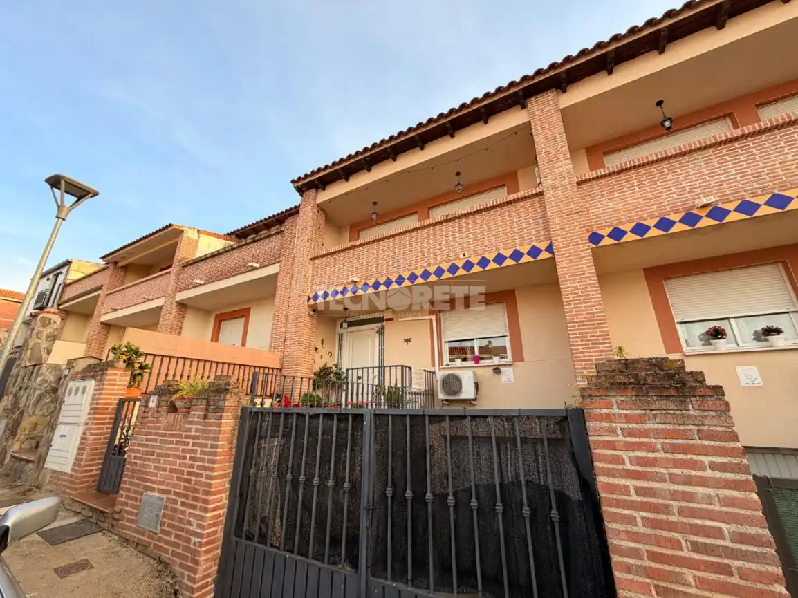 Vista exterior de Casa adosada en venta en Aldeanueva de Barbarroya con Aire acondicionado, Terraza y Amueblado