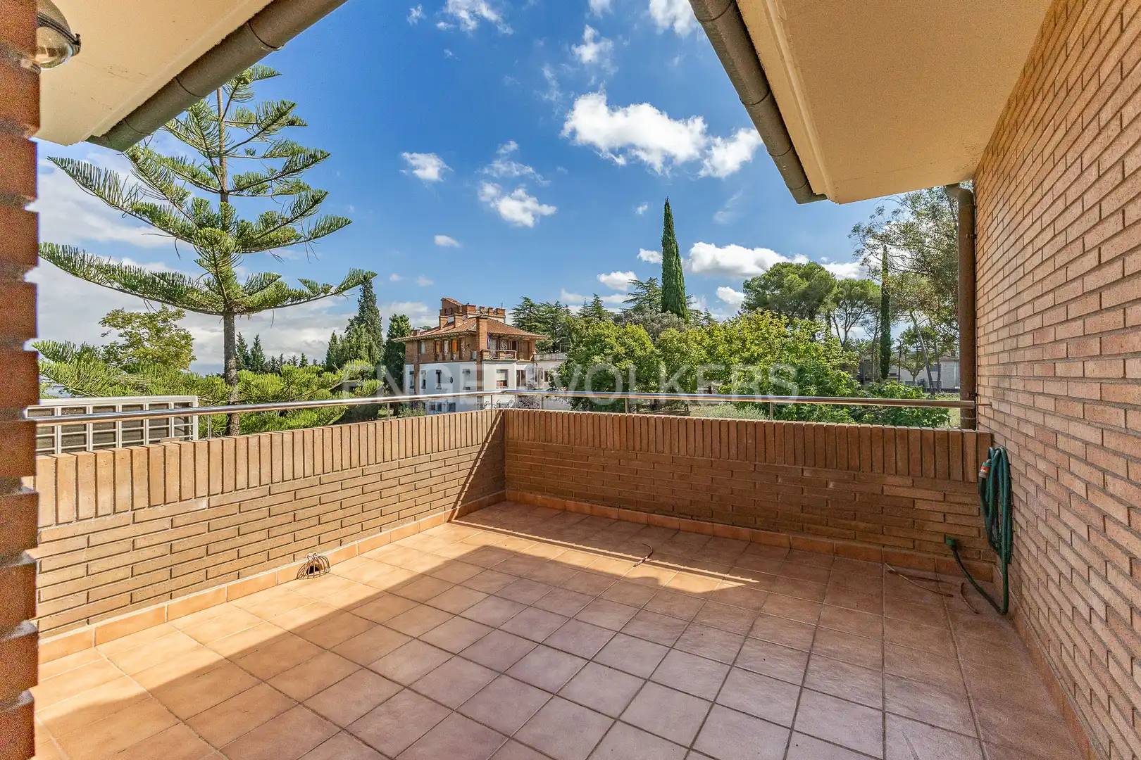 Vista exterior de Casa o chalet de alquiler en Sant Cugat del Vallès con Calefacción, Jardín privado y Piscina