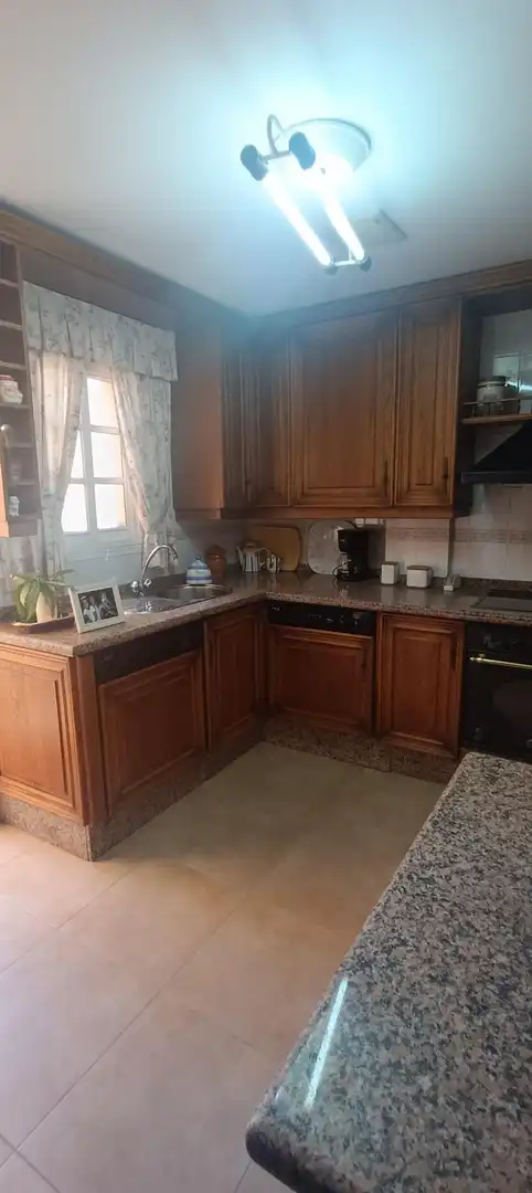 Cuina de Casa adosada en venda en Algeciras amb Aire condicionat, Moblat i Alarma