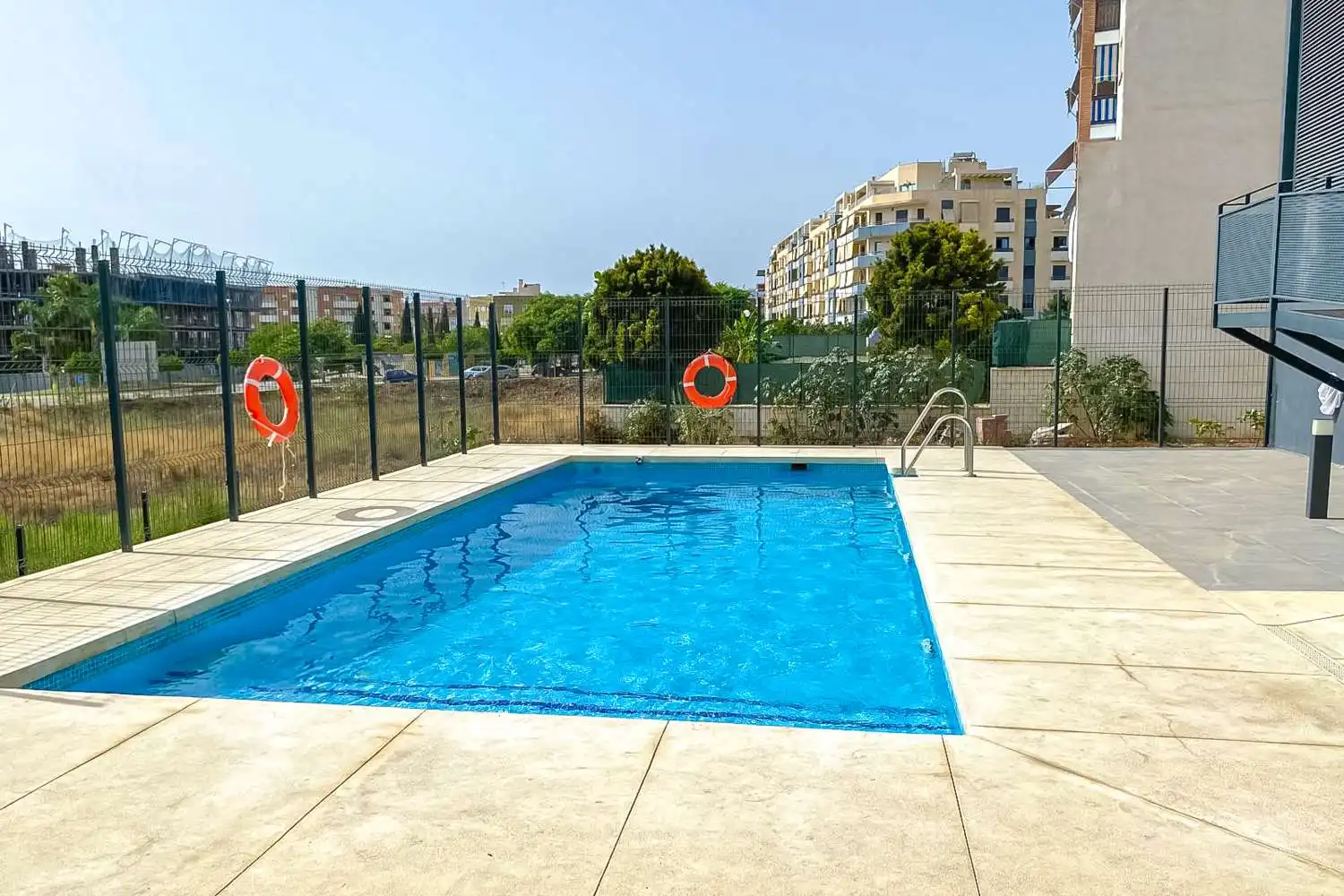 Schwimmbecken von Wohnungen zum Verkauf in Vélez-Málaga mit Klimaanlage