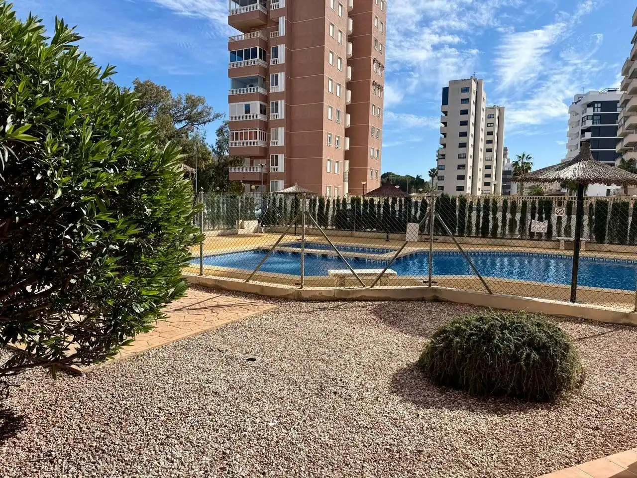 Piscina de Apartamento en venta en Guardamar del Segura con Aire acondicionado, Jardín privado y Terraza