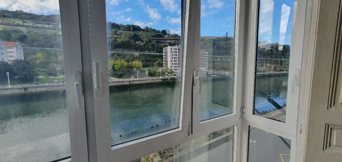 Vista exterior de Pis en venda en Bilbao  amb Calefacció, Traster i Balcó