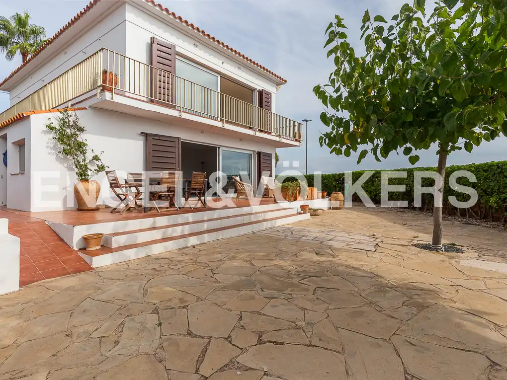 Vista exterior de Casa o xalet en venda en Vinaròs amb Calefacció, Jardí privat i Terrassa