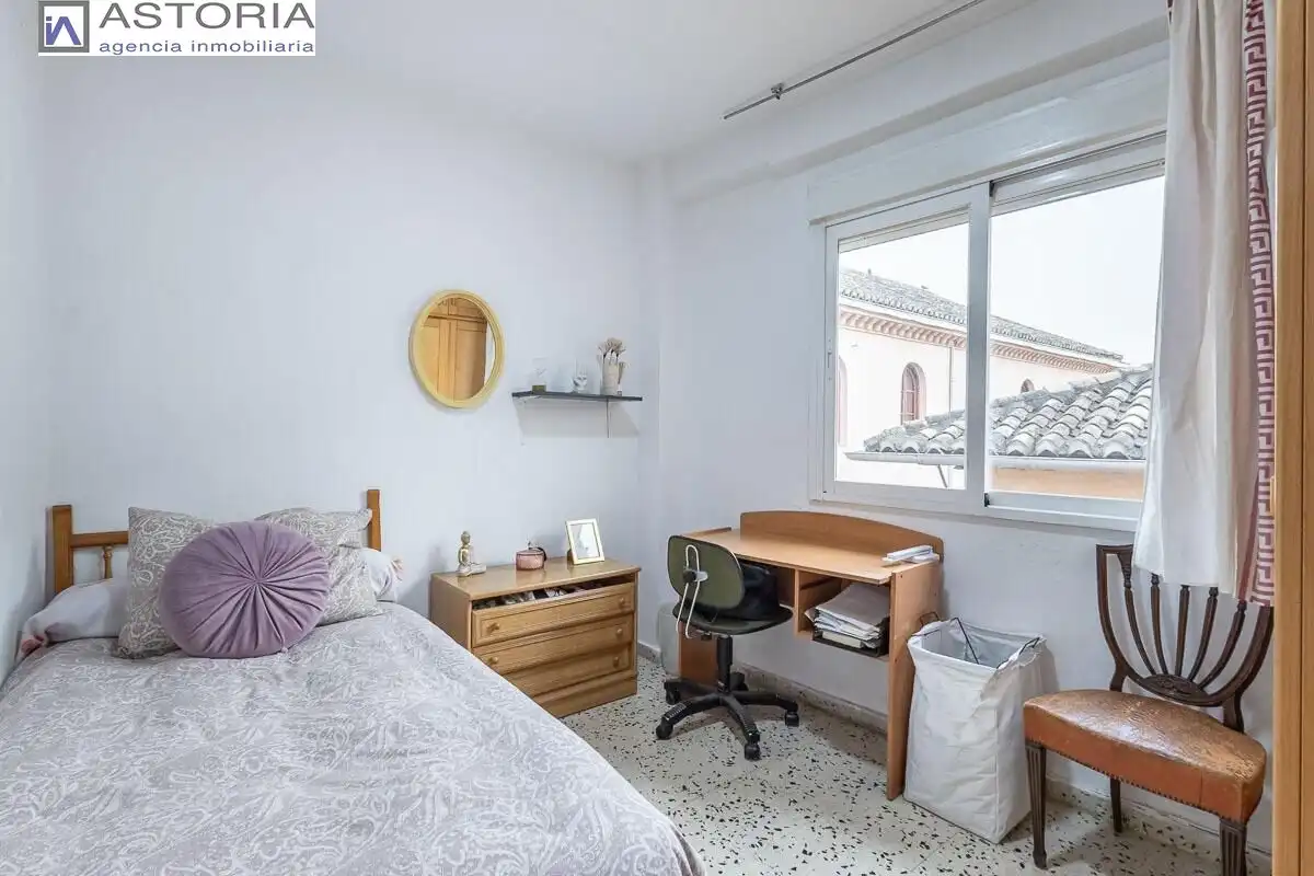 Schlafzimmer von Wohnung zum Verkauf in Granada mit Möbliert und Balkon