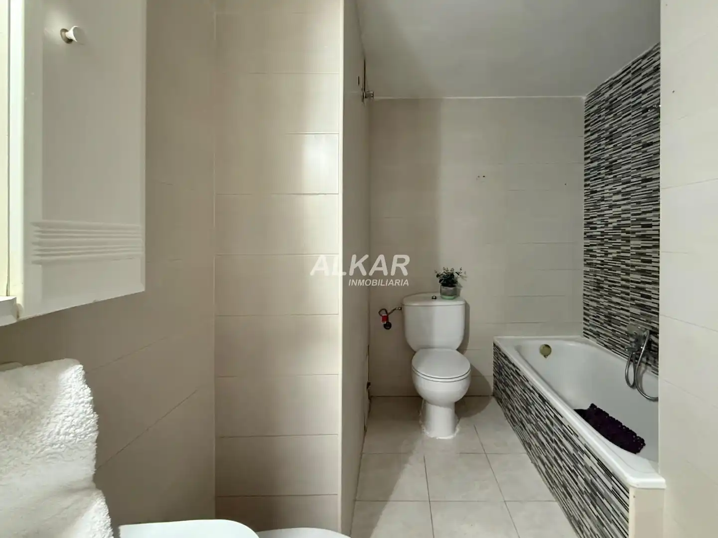 Baño de Piso en venta en Tudela con Calefacción y Balcón
