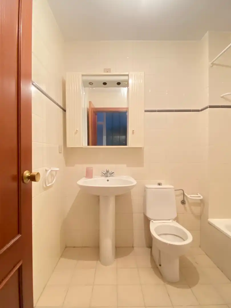 Baño de Piso en venta en Santiago de Compostela  con Calefacción, Trastero y Amueblado