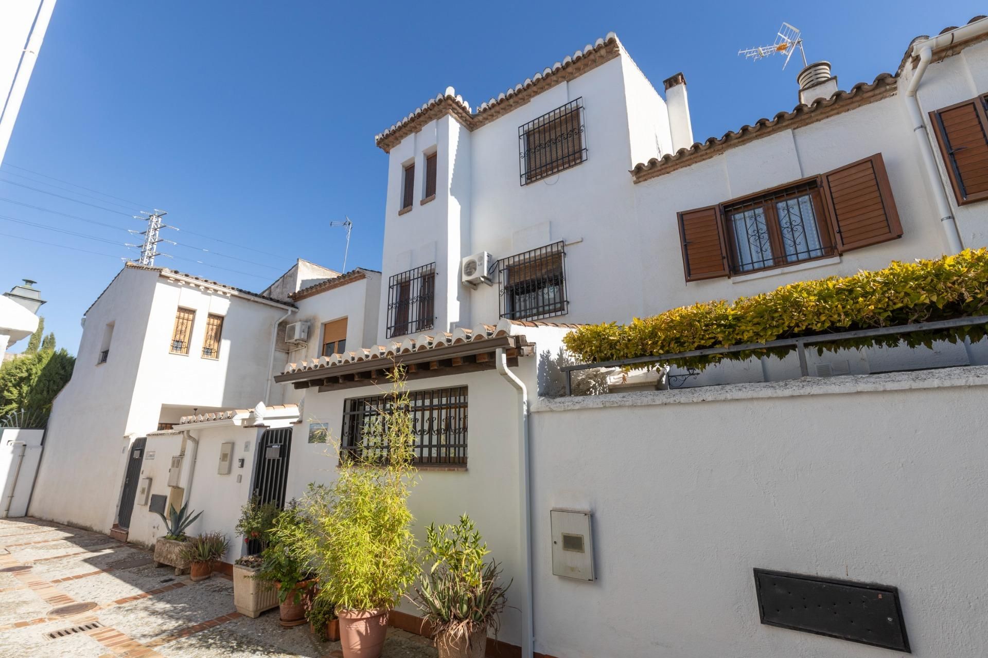 Exterior view of Single-family semi-detached for sale in  Granada Capital  with Air Conditioner, Heating and Private garden