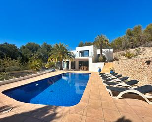 Vista exterior de Casa o xalet en venda en Moraira amb Aire condicionat, Terrassa i Piscina