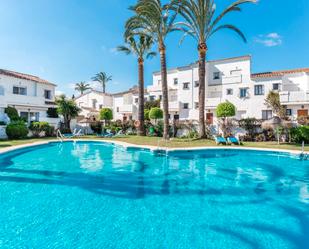 Jardí de Casa adosada de lloguer en Marbella amb Aire condicionat, Moblat i Es permeten mascotes