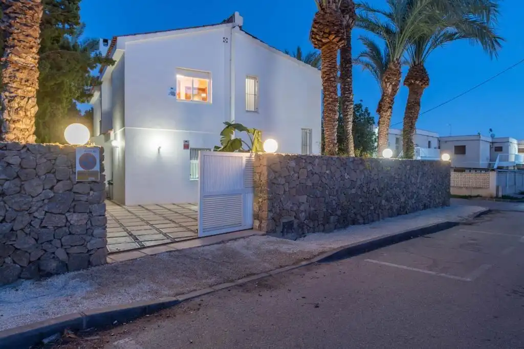 Vista exterior de Casa o xalet en venda en Águilas amb Aire condicionat, Calefacció i Jardí privat