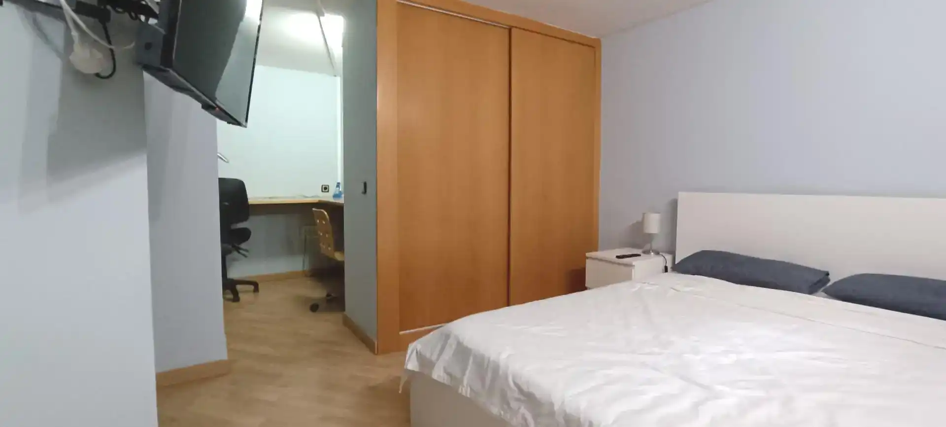Dormitori de Dúplex per a compartir en Barcelona amb Aire condicionat, Parquet i Moblat