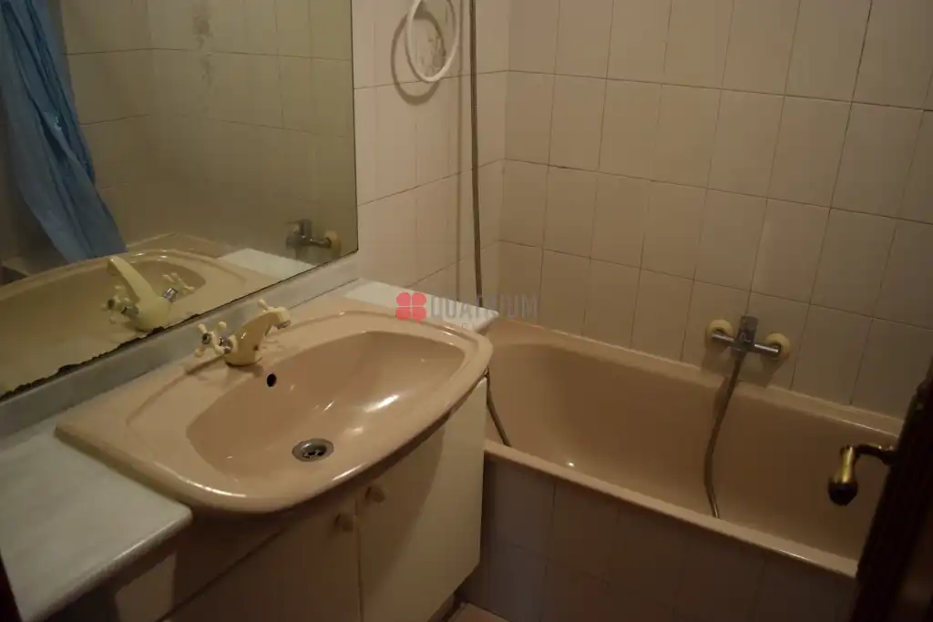 Bathroom of Flat for sale in Santiago de Compostela   with Heating and Furnished
