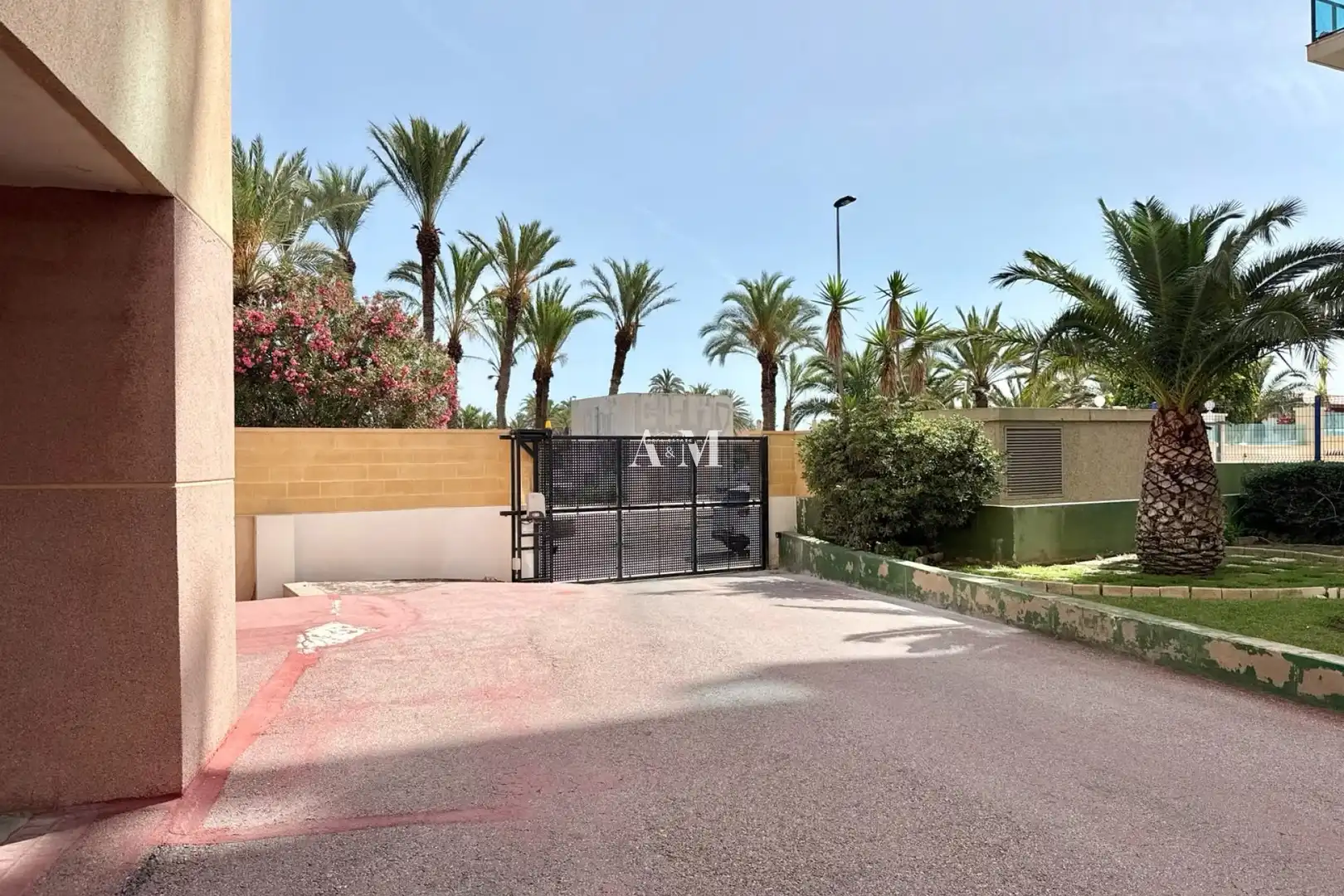 Vista exterior de Pis de lloguer en Torrevieja amb Terrassa, Piscina i Moblat