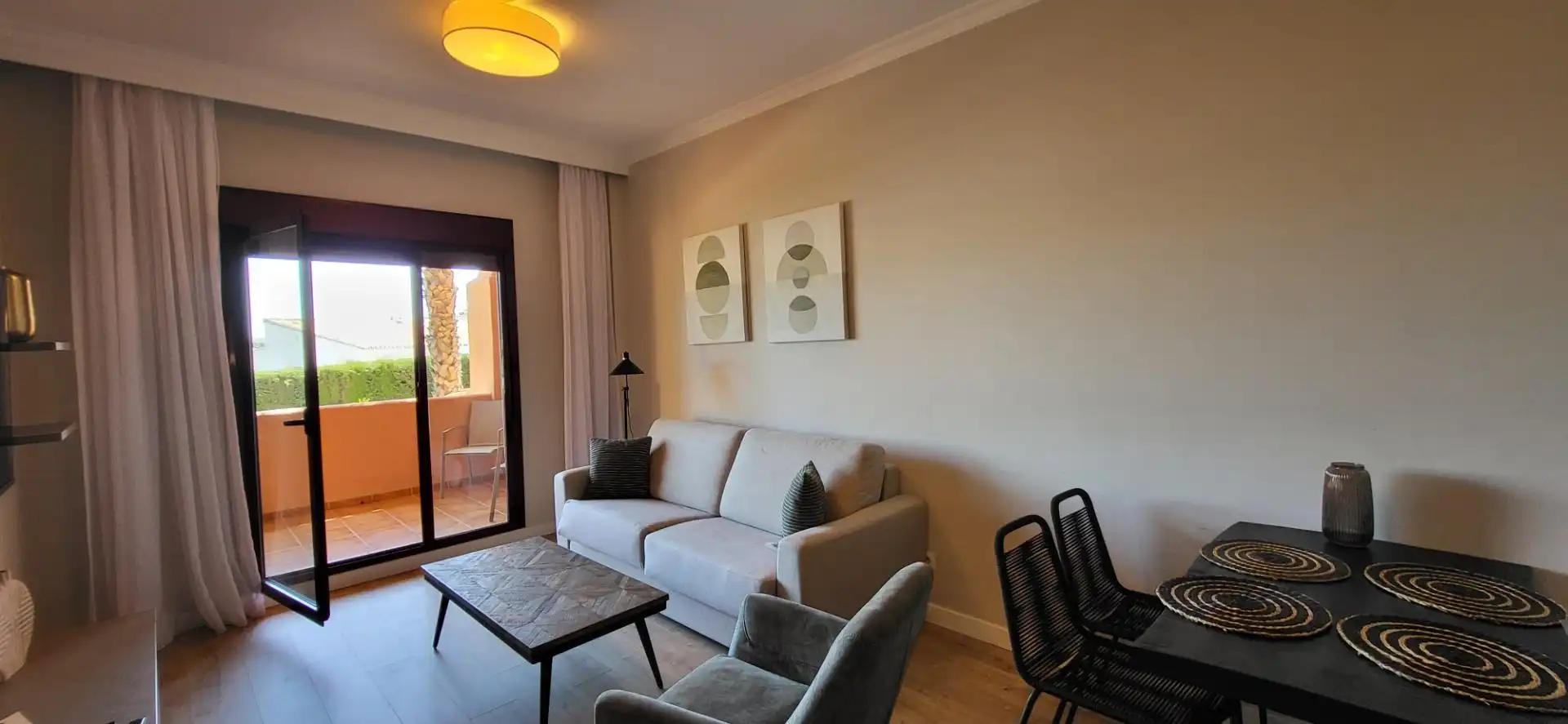 Sala d'estar de Apartament en venda en Benahavís amb Aire condicionat, Calefacció i Jardí privat