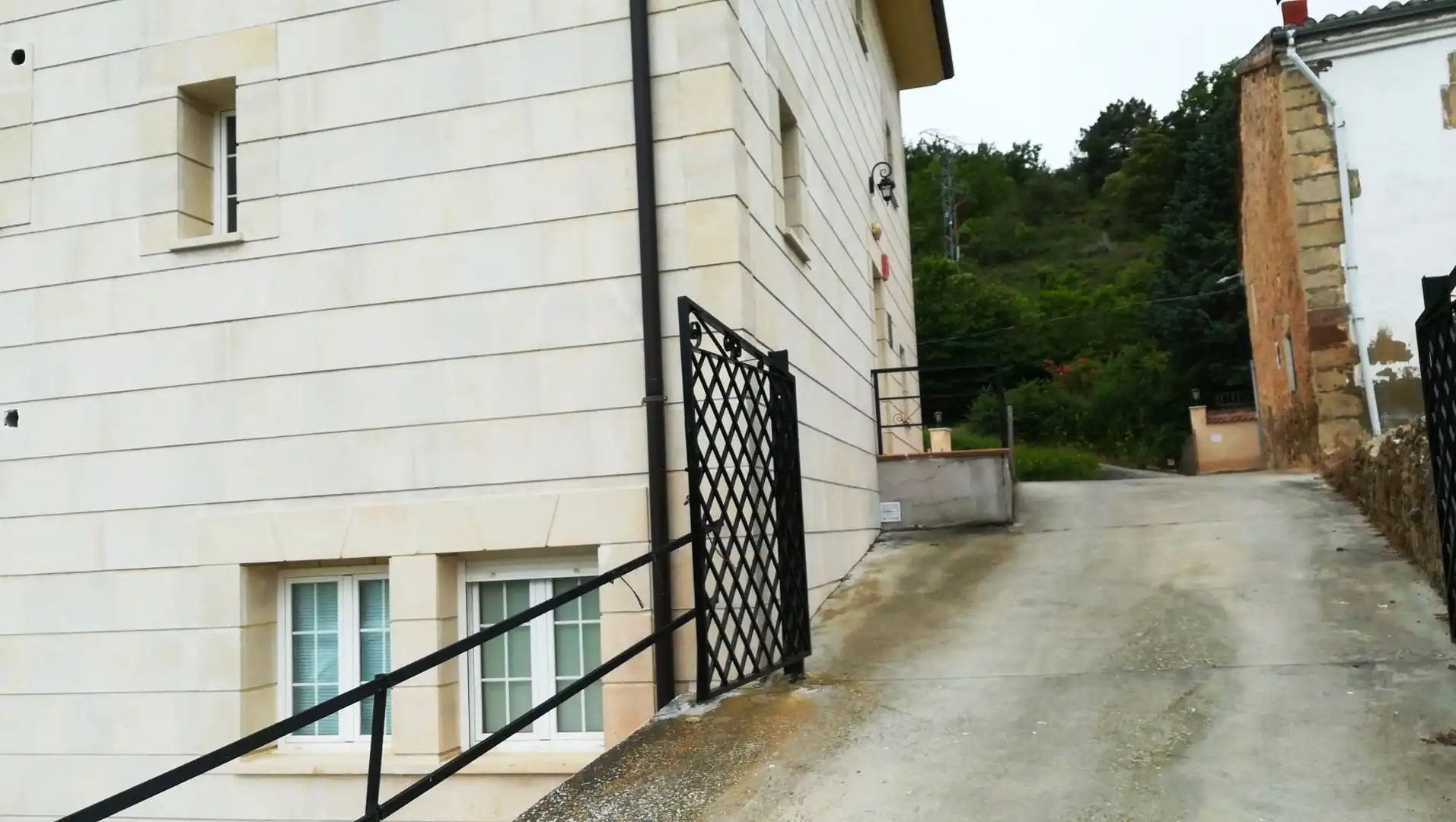 Außenansicht von Gebäude zum Verkauf in Oña