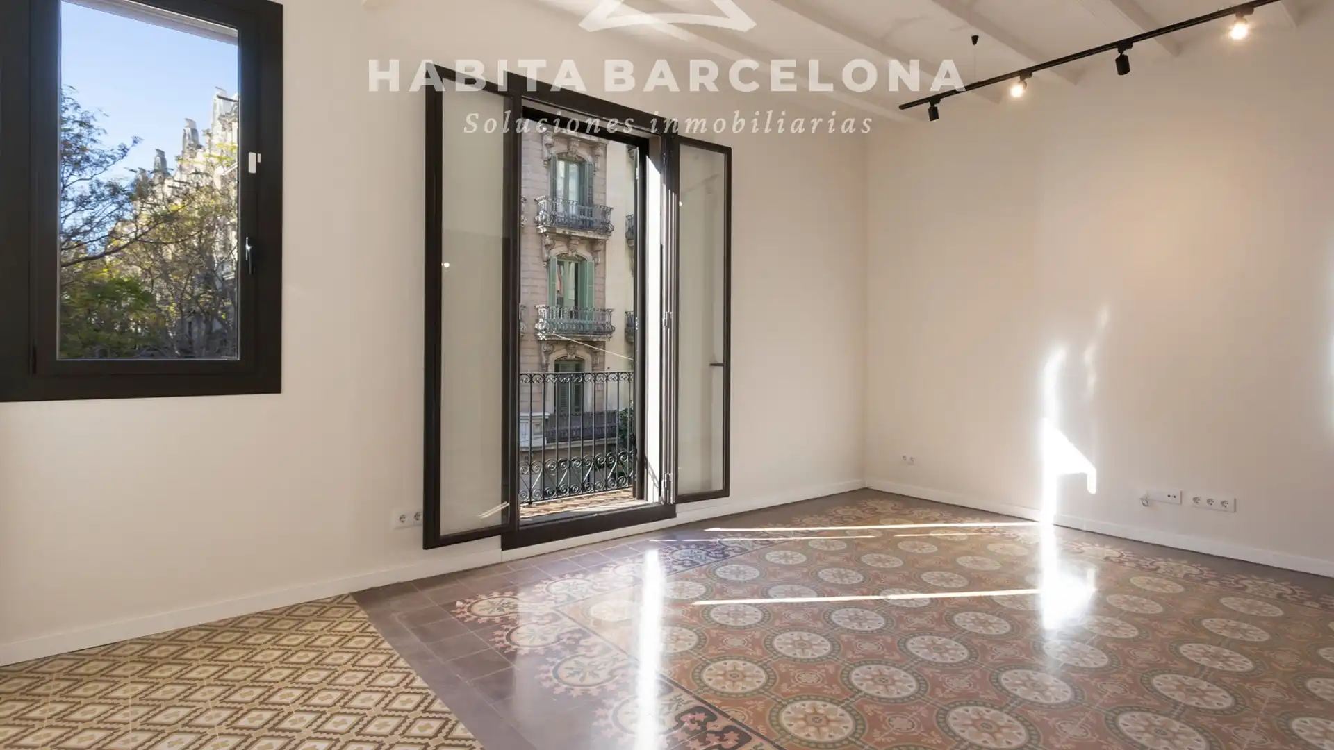 Exterior view of Flat for sale in  Barcelona Capital  with Air Conditioner, Heating and Storage room