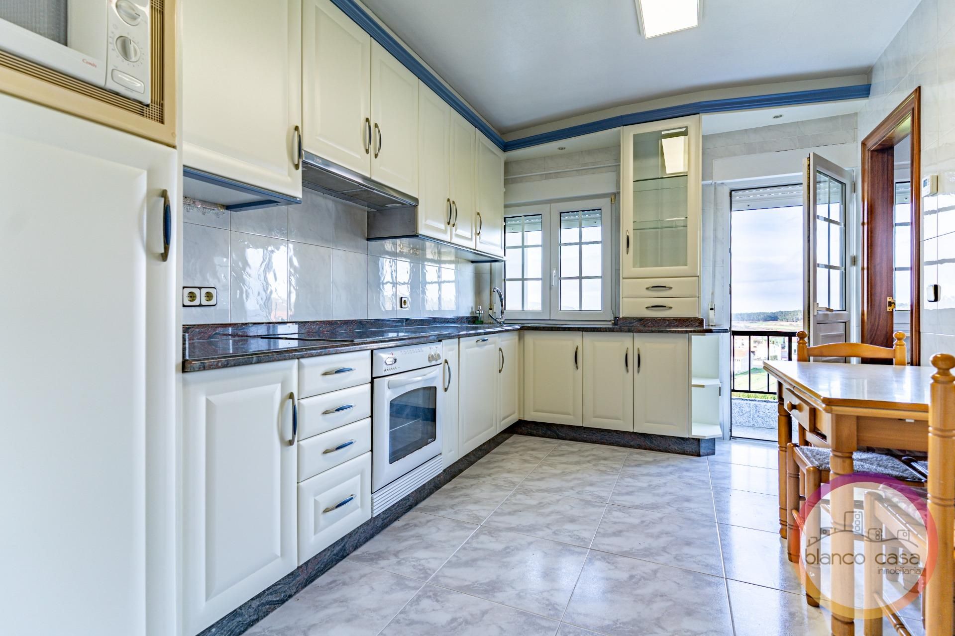 Cuina de Casa o xalet en venda en Malpica de Bergantiños amb Terrassa, Traster i Moblat