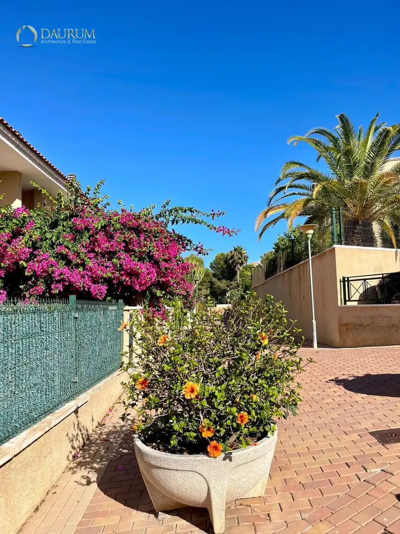 Vista exterior de Àtic en venda en Santa Pola amb Aire condicionat, Calefacció i Terrassa