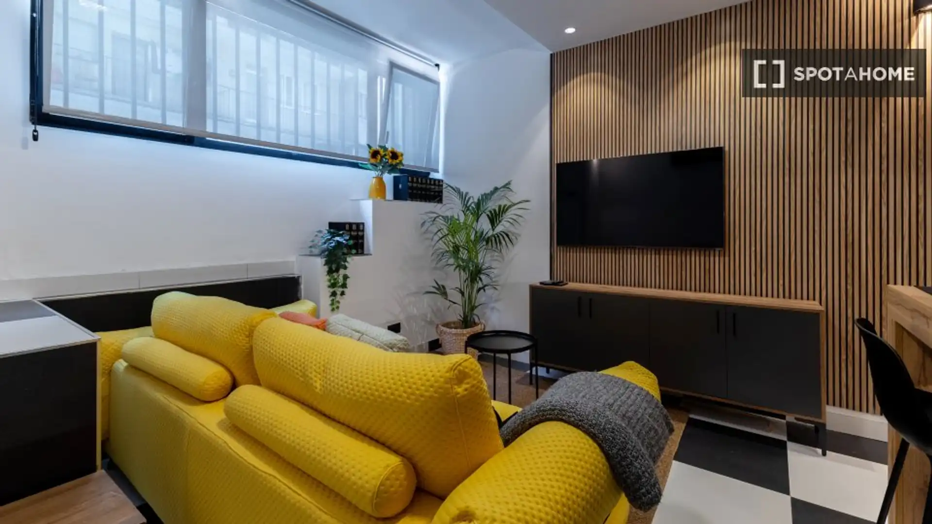 Living room of Flat for rent in  Madrid Capital  with Air Conditioner, Heating and Furnished