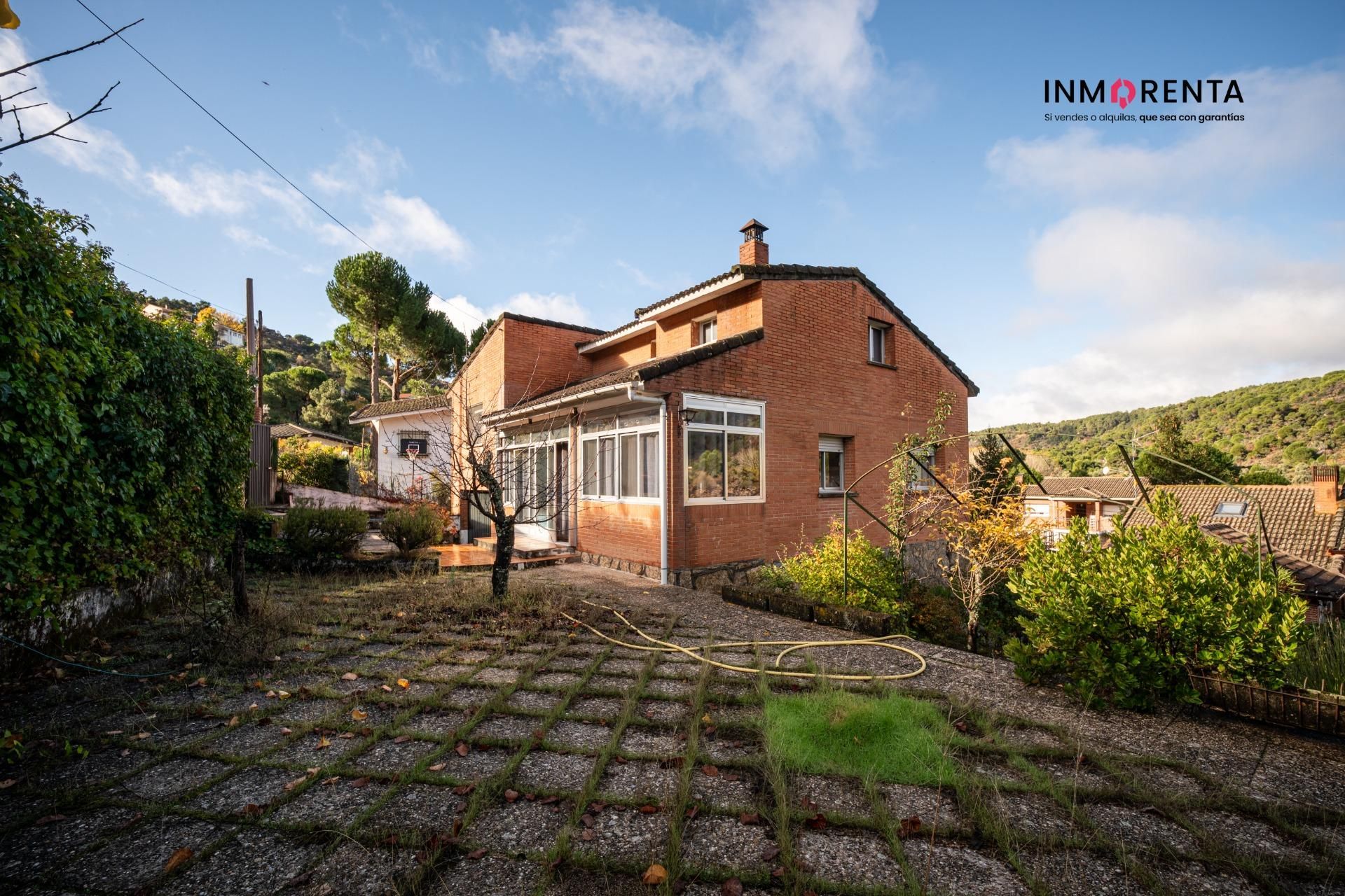 Vista exterior de Casa o xalet en venda en Cadalso de los Vidrios amb Calefacció i Jardí privat