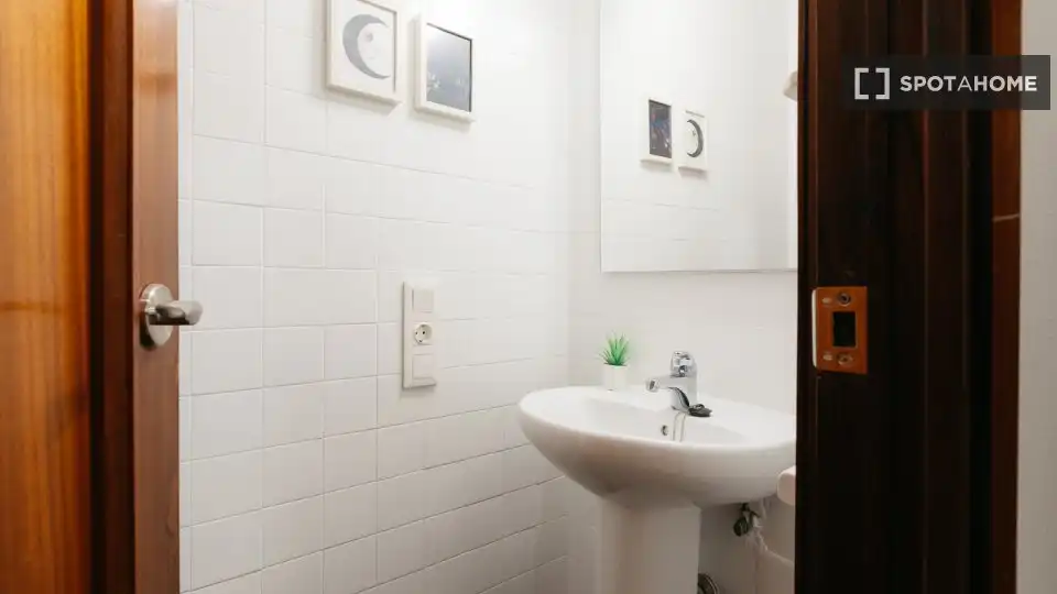 Baño de Piso de alquiler en Valencia con Aire acondicionado, Calefacción y Amueblado