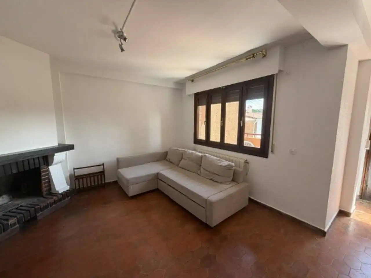 Sala d'estar de Casa adosada de lloguer en Buitrago del Lozoya amb Calefacció, Jardí privat i Terrassa