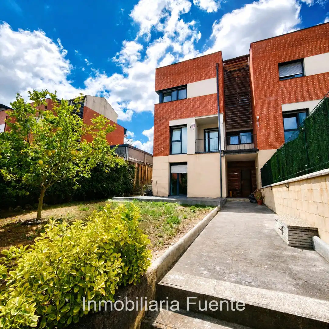 Vista exterior de Casa adosada en venda en Sopuerta amb Calefacció, Jardí privat i Terrassa