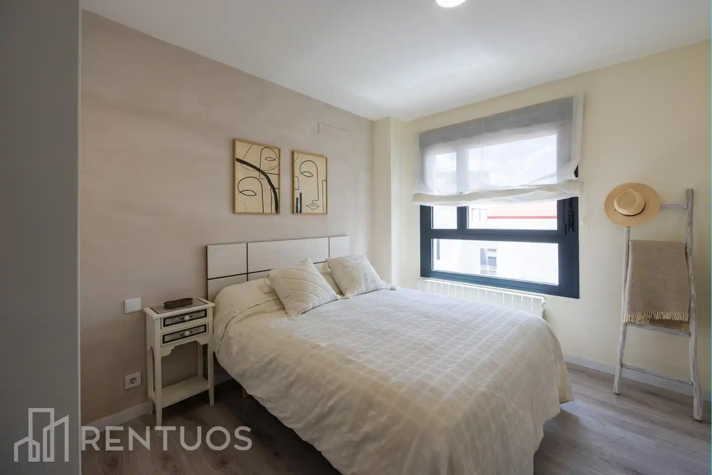 Schlafzimmer von Dachboden zur Miete in Madrid mit Klimaanlage, Heizung und Terrasse