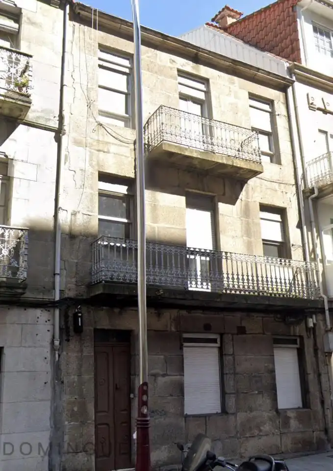 Vista exterior de Edifici en venda en Vigo 