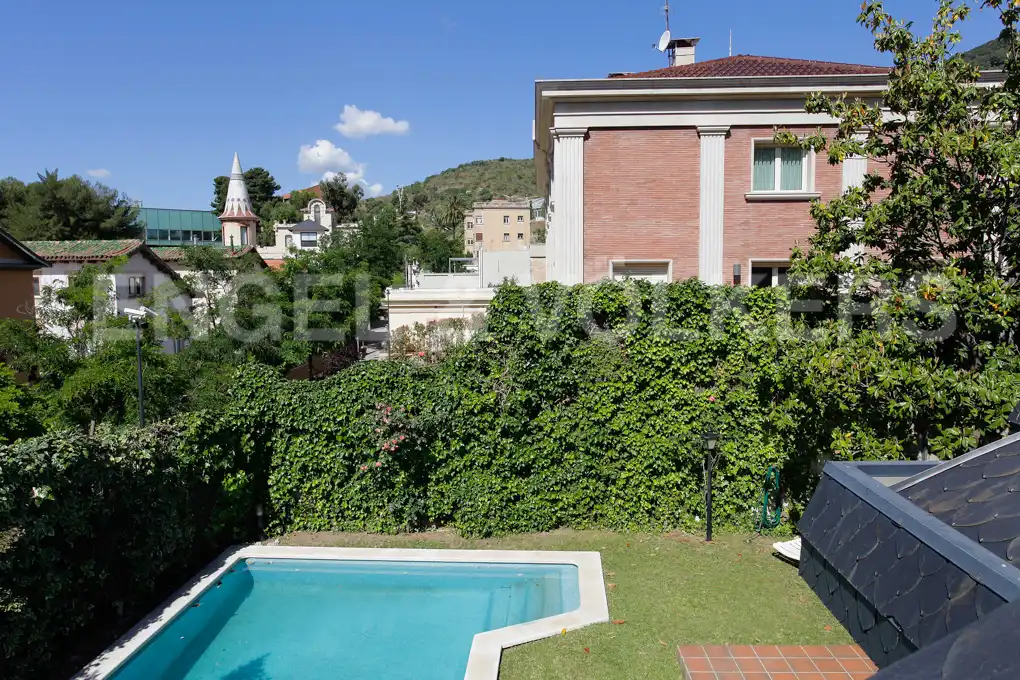Vista exterior de Casa o xalet en venda en Barcelona amb Aire condicionat, Calefacció i Jardí privat