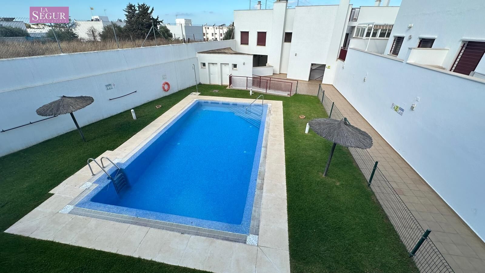 Piscina de Pis en venda en Conil de la Frontera amb Aire condicionat, Jardí privat i Traster