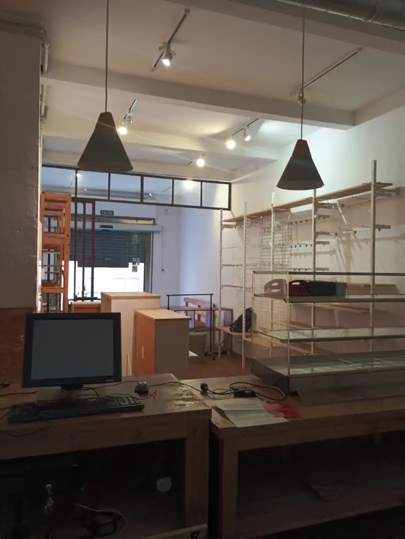 Business premises for transfer in Carrer de Cabestany 12, imagen 15