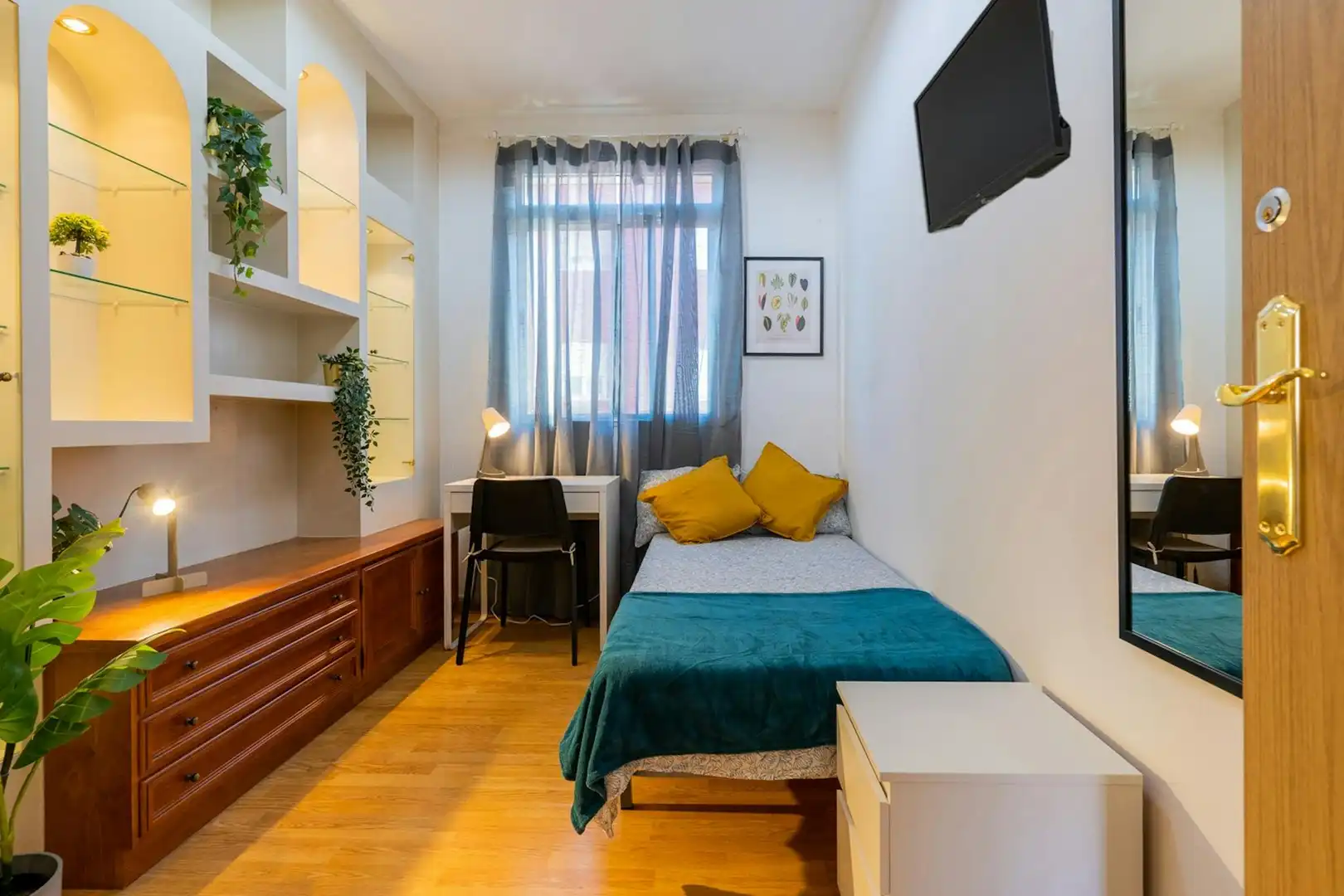 Schlafzimmer von Wohnung zur untervermieten in Valencia mit Möbliert, Waschmaschine und Fernseher
