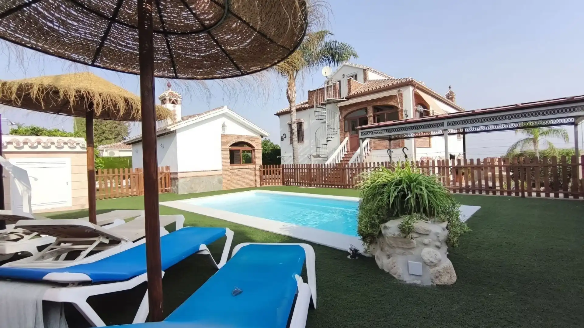 Vista exterior de Casa o xalet en venda en Alhaurín El Grande amb Aire condicionat i Piscina