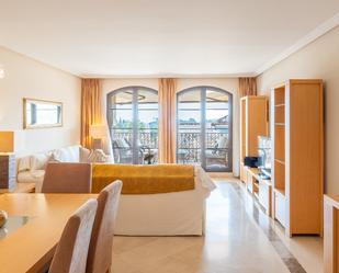 Sala d'estar de Apartament de lloguer en Benahavís amb Terrassa i Piscina