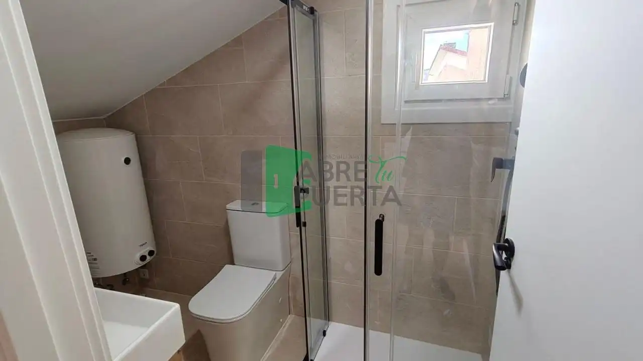 Bathroom of Flat for rent in Ourense Capital   with Heating, Parquet flooring and Terrace