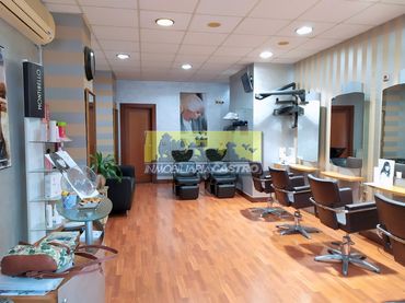 Locale commerciale in affitto a Calle Leonardo Rucabado