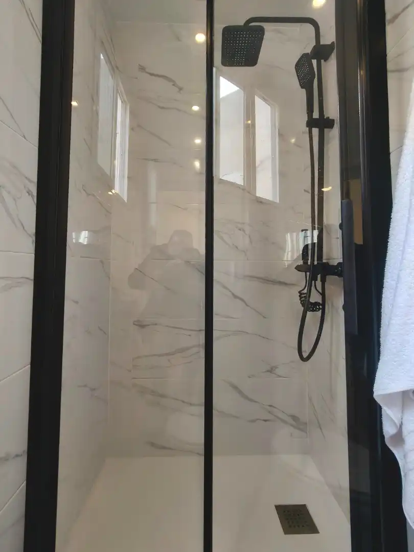 Baño de Ático en venta en L'Hospitalet de Llobregat con Parquet, Terraza y Trastero