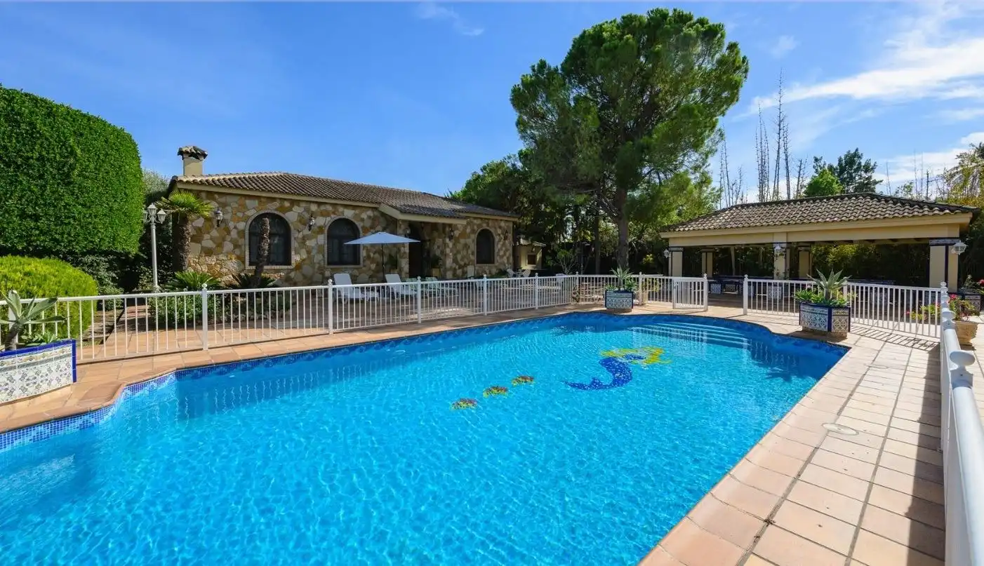 Xalet amb piscina en venda a Alzabares