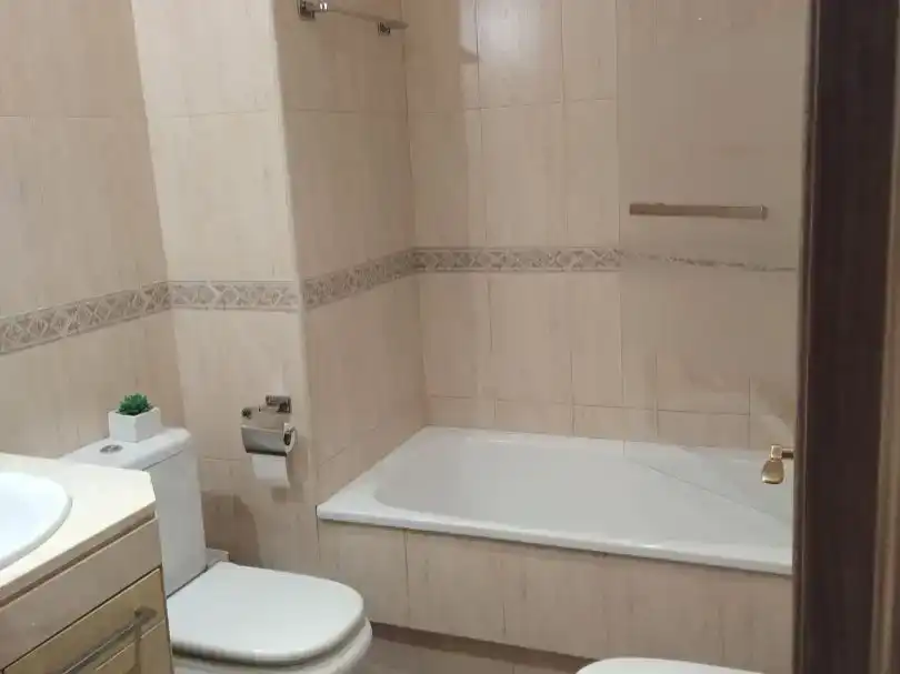 Badezimmer von Wohnung zur Miete in  Sevilla Capital mit Klimaanlage und Schwimmbad